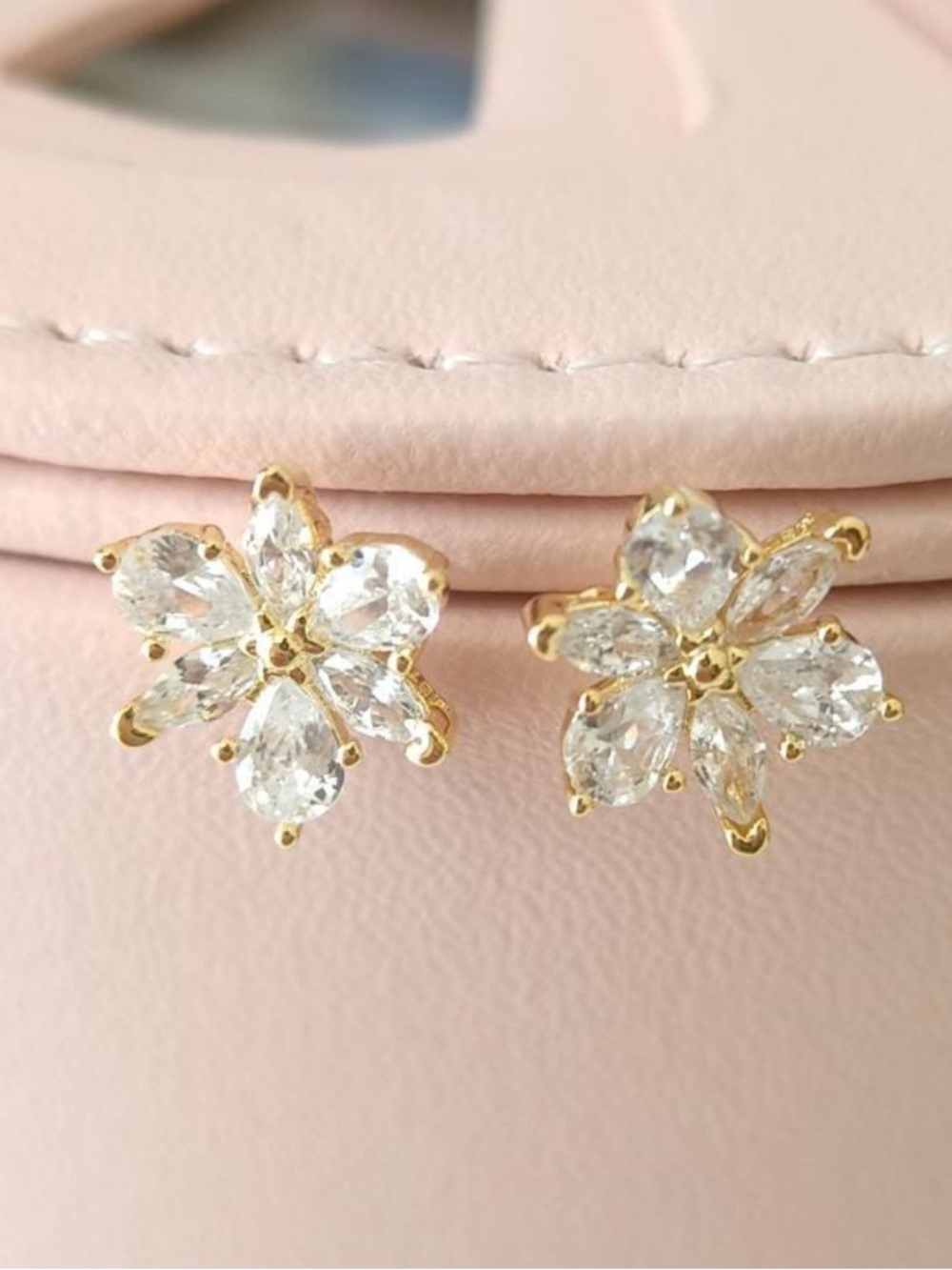 PANDORA Gold Floral Crystal Stud Earrings in White w/Box 🌼